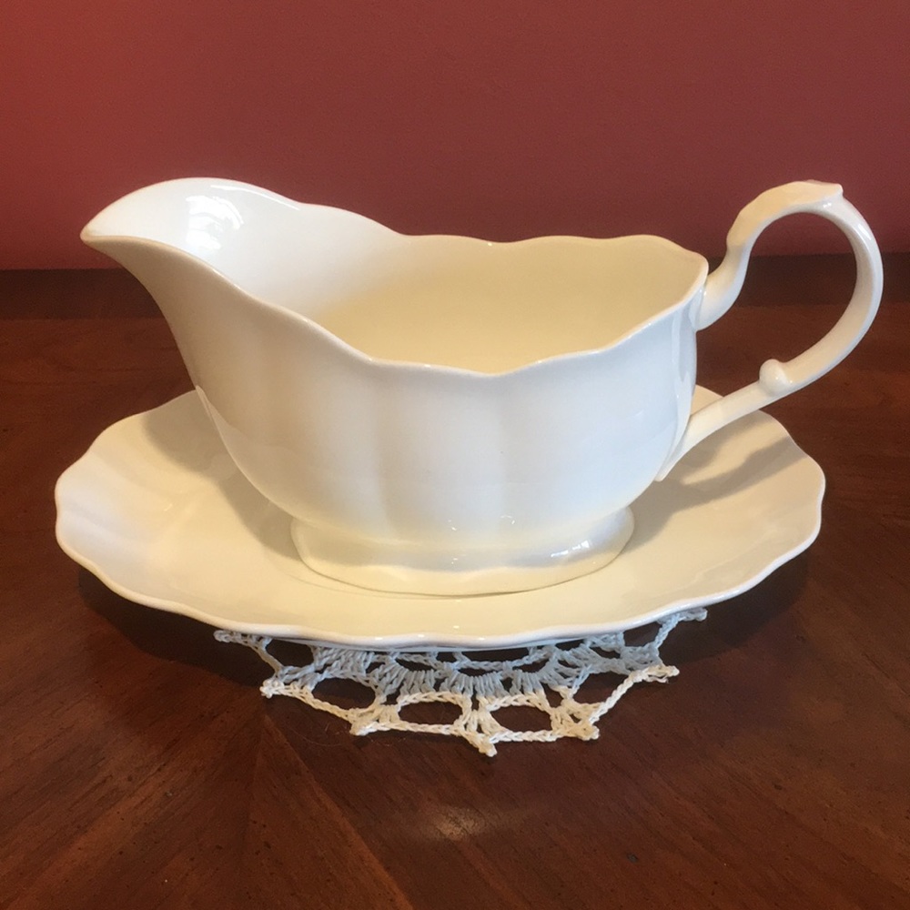 MIKASA Cameo White 2-Piece Gravy Boat & Saucer Set Bone China Japan